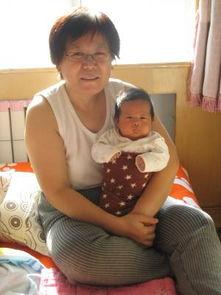 辰辰奶奶吃瓜,品味田园乐趣