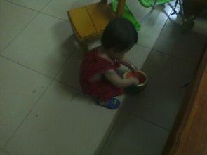 宝宝吃瓜可爱瞬间,可爱至极！